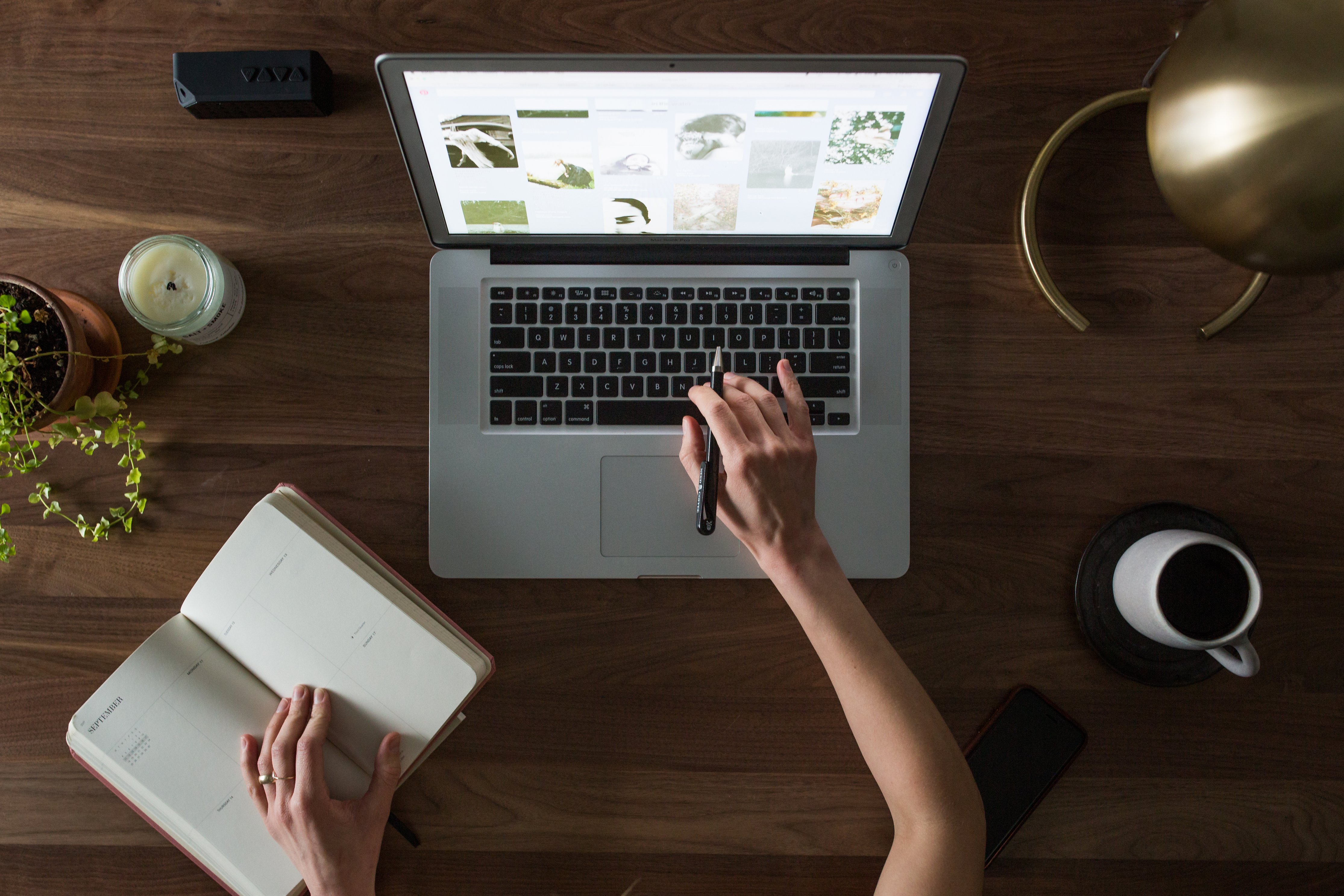 Ordinateur de Travail Café Mains Agenda Plantes